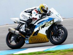 Phillip Island race progress hampered by broken hand